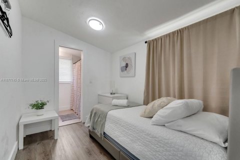 House in Miami, Florida 3 bedrooms, 109.44 sq.m. № 2013949 - photo 18