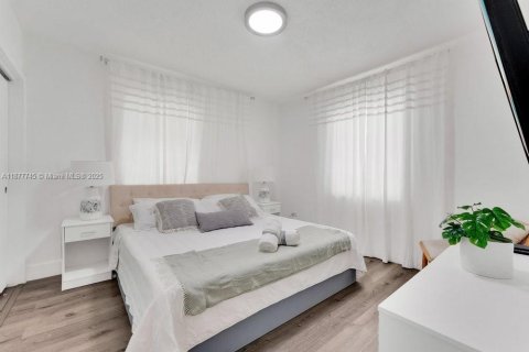 House in Miami, Florida 3 bedrooms, 109.44 sq.m. № 2013949 - photo 14