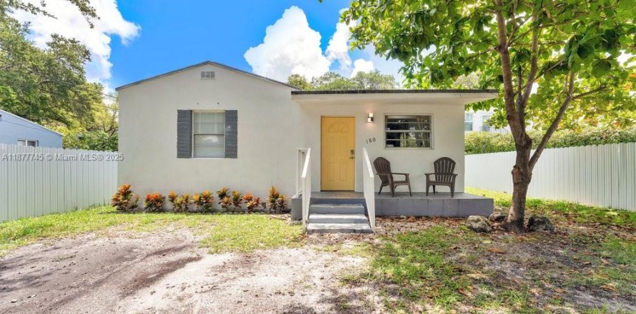 House in Miami, Florida 3 bedrooms, 109.44 sq.m. № 2013949