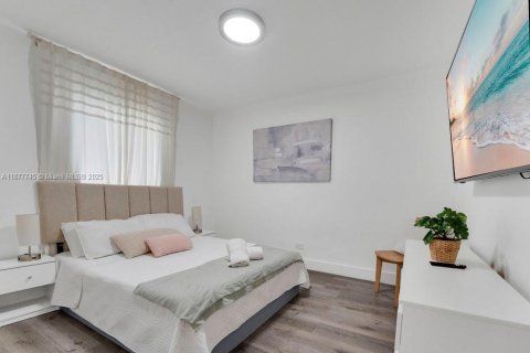 House in Miami, Florida 3 bedrooms, 109.44 sq.m. № 2013949 - photo 16