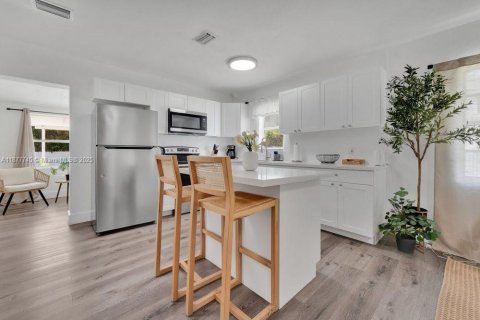 House in Miami, Florida 3 bedrooms, 109.44 sq.m. № 2013949 - photo 10