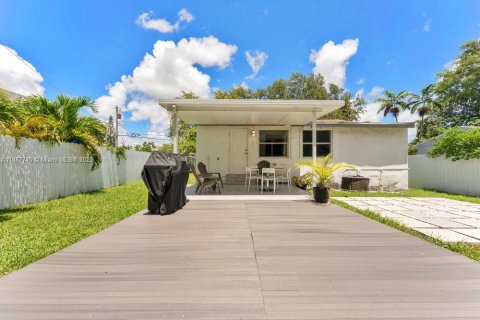 House in Miami, Florida 3 bedrooms, 109.44 sq.m. № 2013949 - photo 22