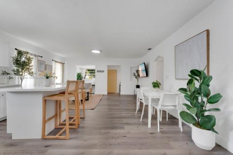 House in Miami, Florida 3 bedrooms, 109.44 sq.m. № 2013949 - photo 13