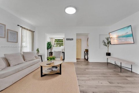 House in Miami, Florida 3 bedrooms, 109.44 sq.m. № 2013949 - photo 6