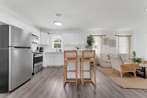 House in Miami, Florida 3 bedrooms, 109.44 sq.m. № 2013949 - photo 12