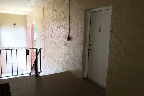 Condo in Miami, Florida, 1 bedroom  № 2003424 - photo 12