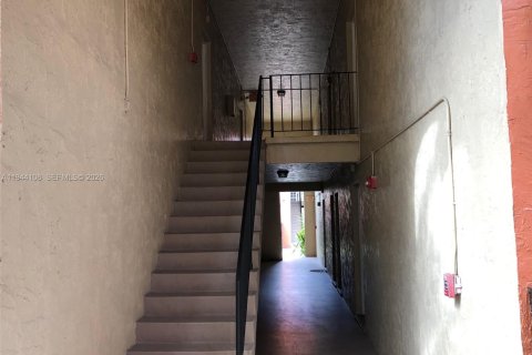 Condo in Miami, Florida, 1 bedroom  № 2003424 - photo 18