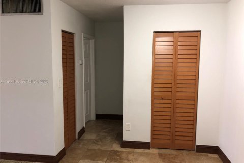 Condo in Miami, Florida, 1 bedroom  № 2003424 - photo 9