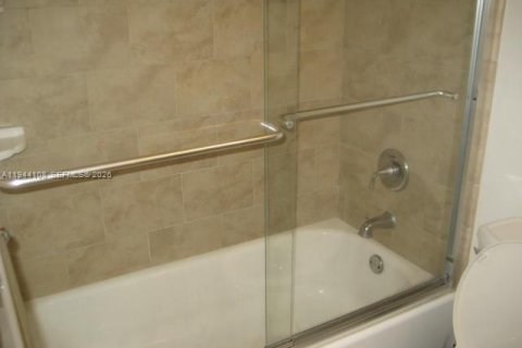 Condo in Miami, Florida, 1 bedroom  № 2003424 - photo 11