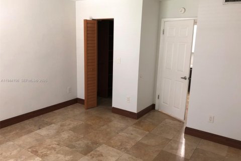 Condo in Miami, Florida, 1 bedroom  № 2003424 - photo 13