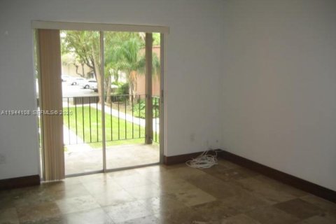 Condo in Miami, Florida, 1 bedroom  № 2003424 - photo 2