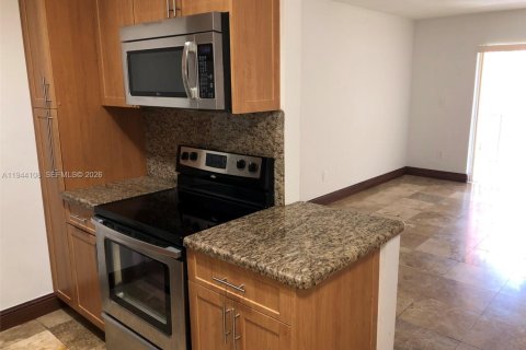 Condo in Miami, Florida, 1 bedroom  № 2003424 - photo 5