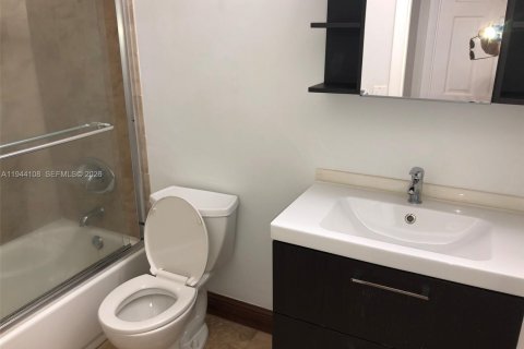 Condo in Miami, Florida, 1 bedroom  № 2003424 - photo 4