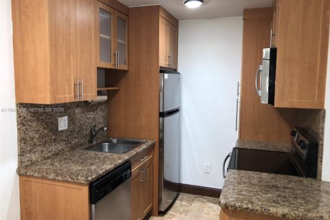 Condo in Miami, Florida, 1 bedroom  № 2003424 - photo 15