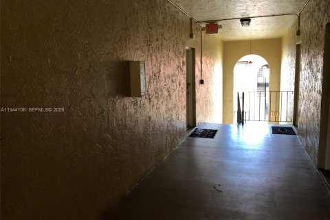 Condo in Miami, Florida, 1 bedroom  № 2003424 - photo 17