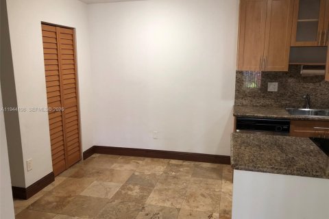 Condo in Miami, Florida, 1 bedroom  № 2003424 - photo 8