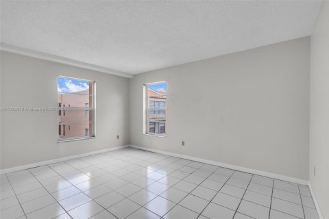 Купить кондоминиум в Хайалиа, Флорида 2 спальни, 101.73м2, № 1965870 - фото 15