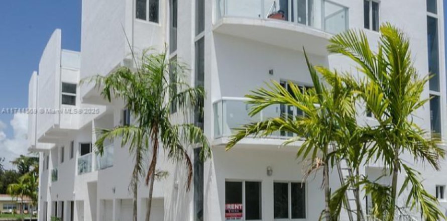 Townhouse in Miami Beach, Florida 3 bedrooms, 210.42 sq.m. № 2088806
