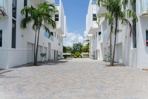 Townhouse in Miami Beach, Florida 3 bedrooms, 210.42 sq.m. № 2088806 - photo 2
