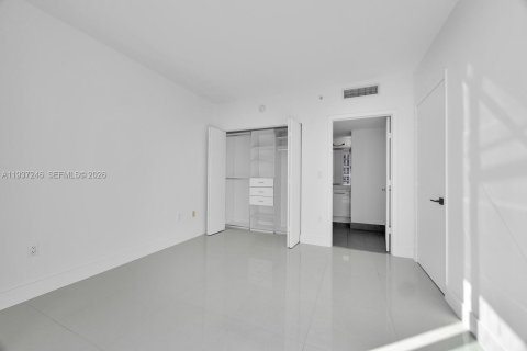 Condo in Miami, Florida, 2 bedrooms  № 1996085 - photo 17