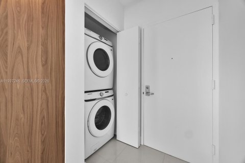 Condo in Miami, Florida, 2 bedrooms  № 1996085 - photo 10