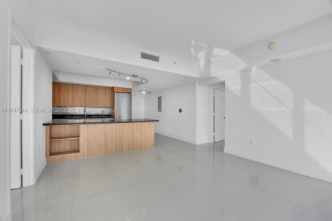 Condo in Miami, Florida, 2 bedrooms  № 1996085 - photo 5