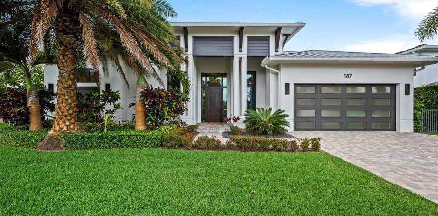 House in Jupiter, Florida 3 bedrooms, 235.6 sq.m. № 2187616