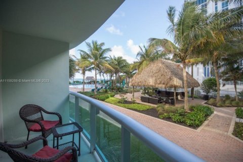 Condominio en venta en Hollywood, Florida, 1 dormitorio, 81.2 m2 № 1985088 - foto 1