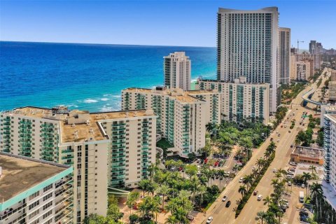 Condominio en venta en Hollywood, Florida, 1 dormitorio, 81.2 m2 № 1985088 - foto 16