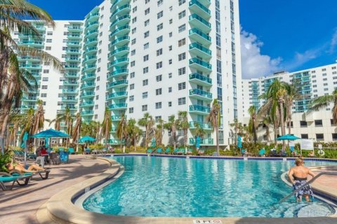 Condominio en venta en Hollywood, Florida, 1 dormitorio, 81.2 m2 № 1985088 - foto 19