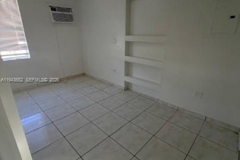 Villa ou maison à louer à Miami, Floride: 2 chambres, 92.44 m2 № 2000546 - photo 4