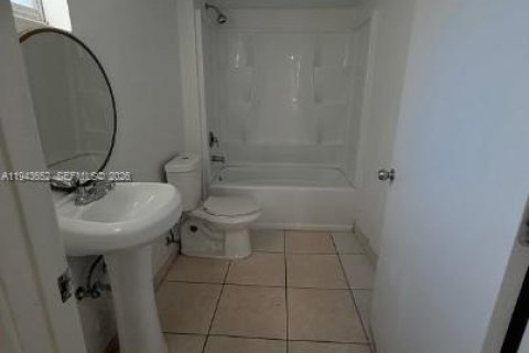 Villa ou maison à louer à Miami, Floride: 2 chambres, 92.44 m2 № 2000546 - photo 3