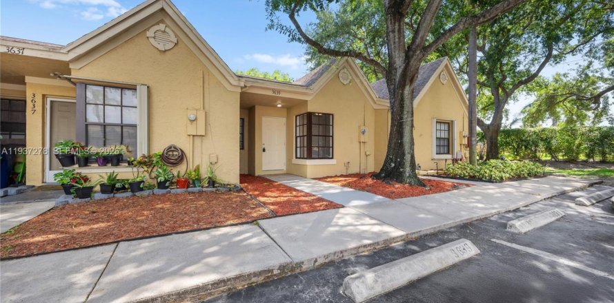 Adosado en Sunrise, Florida 2 dormitorios, 83.52 m2 № 1995130