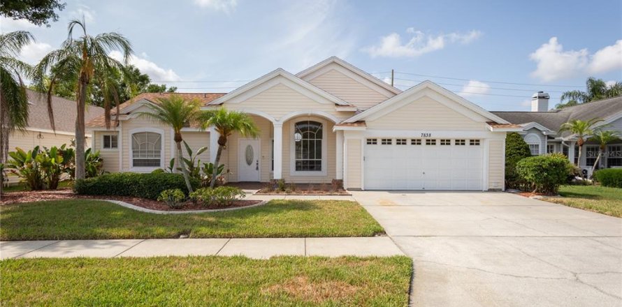 House in New Port Richey, Florida 4 bedrooms, 190.26 sq.m. № 1742786