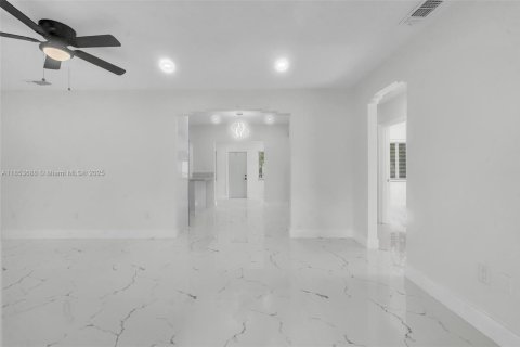 House in El Portal, Florida 4 bedrooms, 148.27 sq.m. № 1871701 - photo 6
