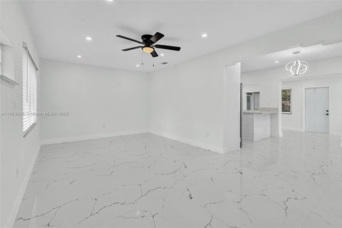 House in El Portal, Florida 4 bedrooms, 148.27 sq.m. № 1871701 - photo 7