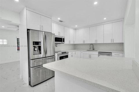 House in El Portal, Florida 4 bedrooms, 148.27 sq.m. № 1871701 - photo 21