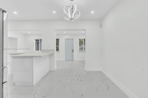 House in El Portal, Florida 4 bedrooms, 148.27 sq.m. № 1871701 - photo 18