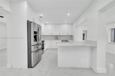 House in El Portal, Florida 4 bedrooms, 148.27 sq.m. № 1871701 - photo 20