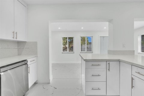 House in El Portal, Florida 4 bedrooms, 148.27 sq.m. № 1871701 - photo 24