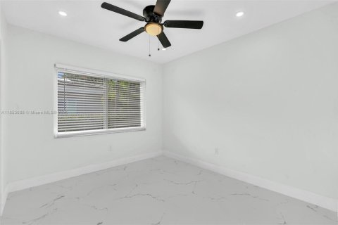 House in El Portal, Florida 4 bedrooms, 148.27 sq.m. № 1871701 - photo 13