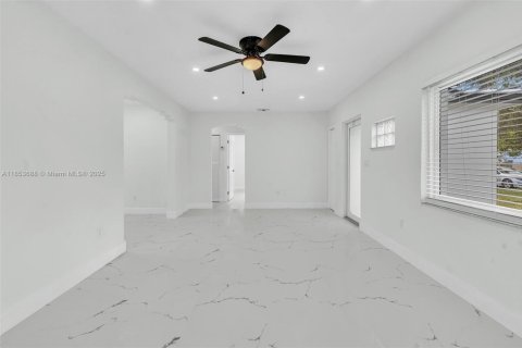 House in El Portal, Florida 4 bedrooms, 148.27 sq.m. № 1871701 - photo 9
