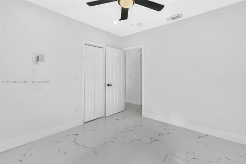 House in El Portal, Florida 4 bedrooms, 148.27 sq.m. № 1871701 - photo 16