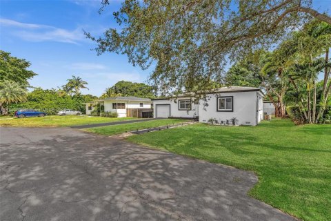 House in El Portal, Florida 4 bedrooms, 148.27 sq.m. № 1871701 - photo 3