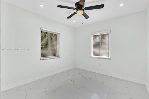 House in El Portal, Florida 4 bedrooms, 148.27 sq.m. № 1871701 - photo 15