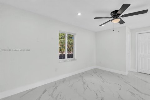 House in El Portal, Florida 4 bedrooms, 148.27 sq.m. № 1871701 - photo 29