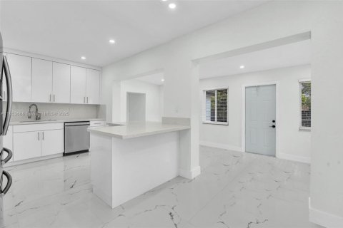 House in El Portal, Florida 4 bedrooms, 148.27 sq.m. № 1871701 - photo 19