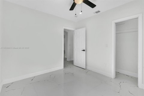 House in El Portal, Florida 4 bedrooms, 148.27 sq.m. № 1871701 - photo 14