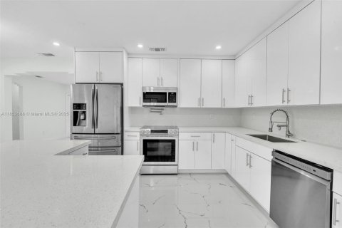 House in El Portal, Florida 4 bedrooms, 148.27 sq.m. № 1871701 - photo 22