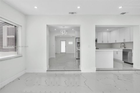 House in El Portal, Florida 4 bedrooms, 148.27 sq.m. № 1871701 - photo 27